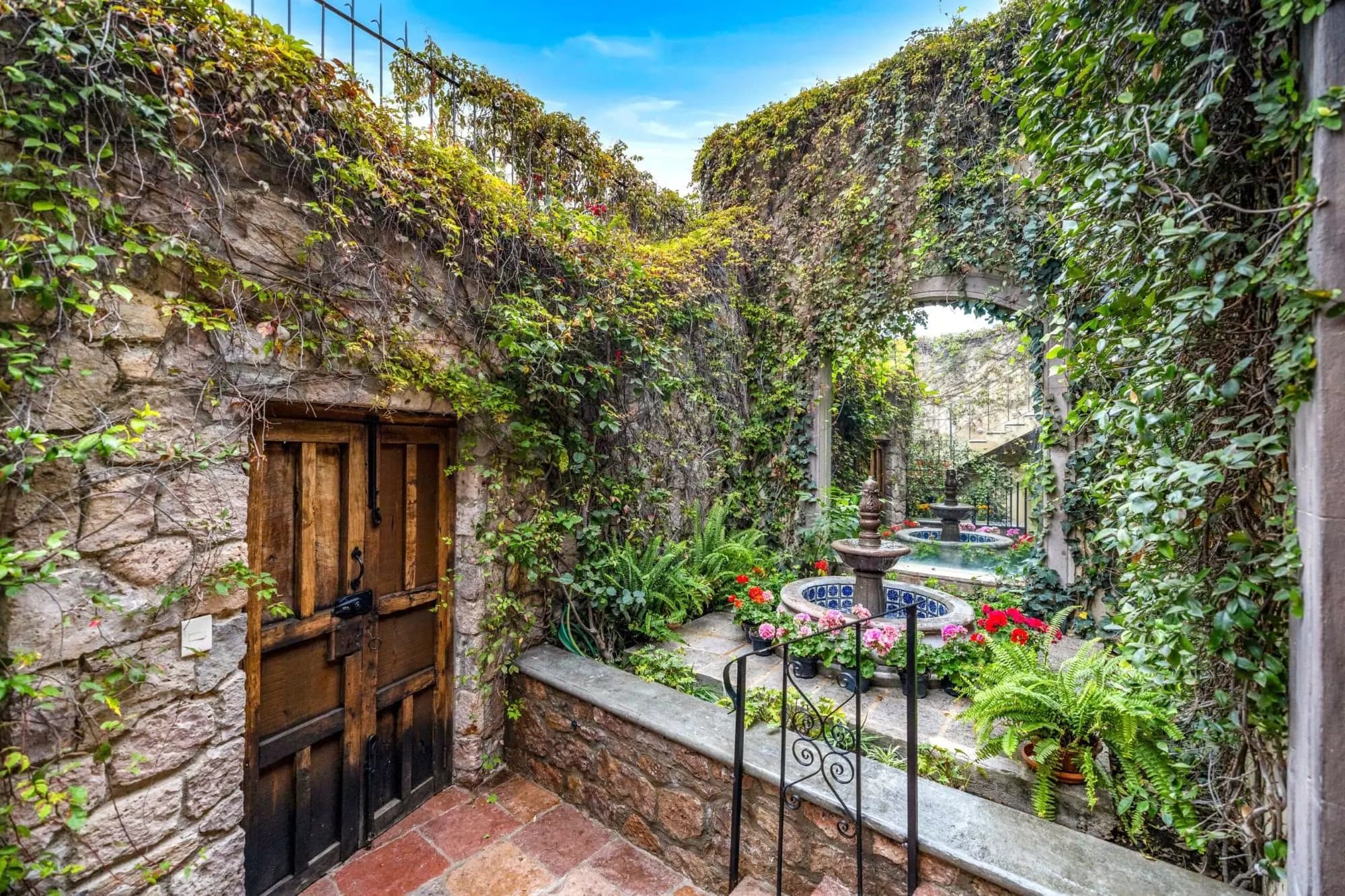 Casa Noche Mágica — El Obraje, San Miguel de Allende — photo 21 — enchanting ivy-draped courtyard oasis