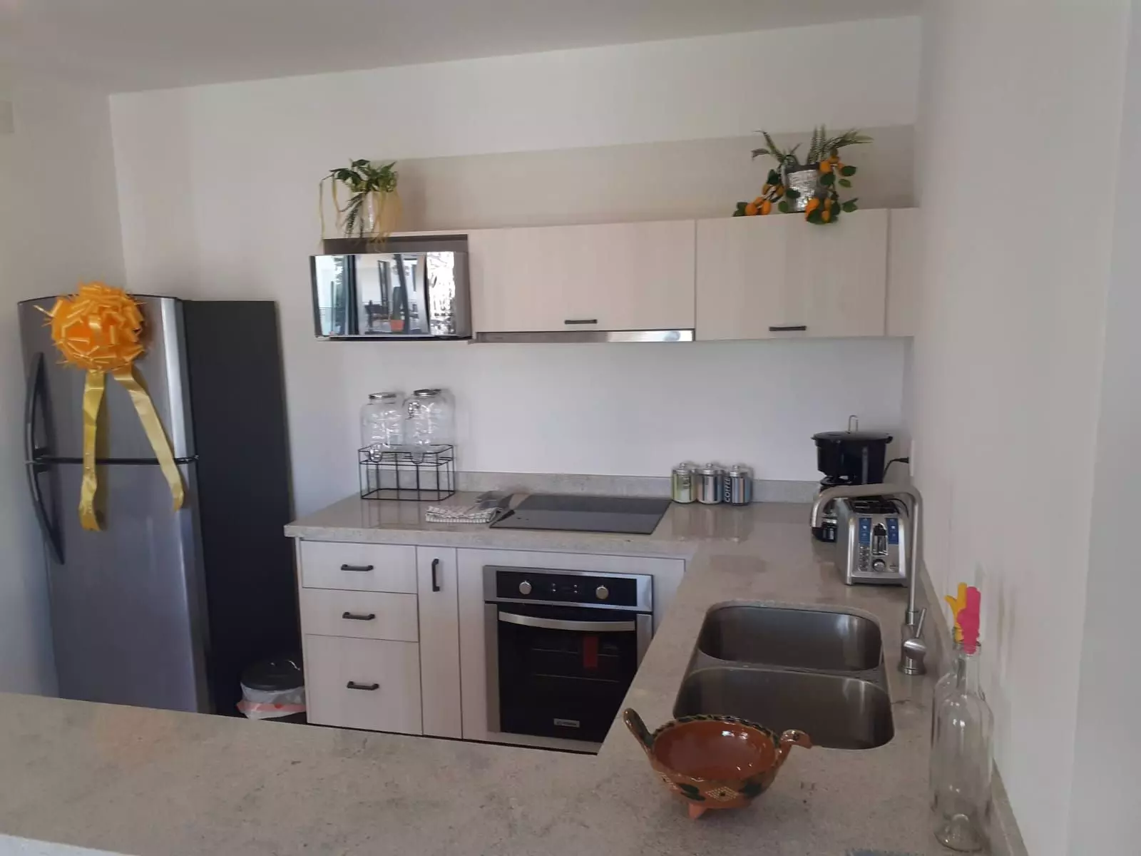 Luminaria Aprtment — El Paraiso, San Miguel de Allende — photo 4 — contemporary kitchen with sleek finishes