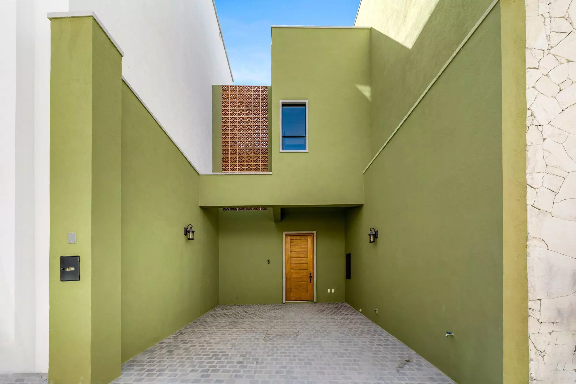 Casa Grillo — Guadiana, San Miguel de Allende — photo 26 — vibrant courtyard, contemporary mexican architecture