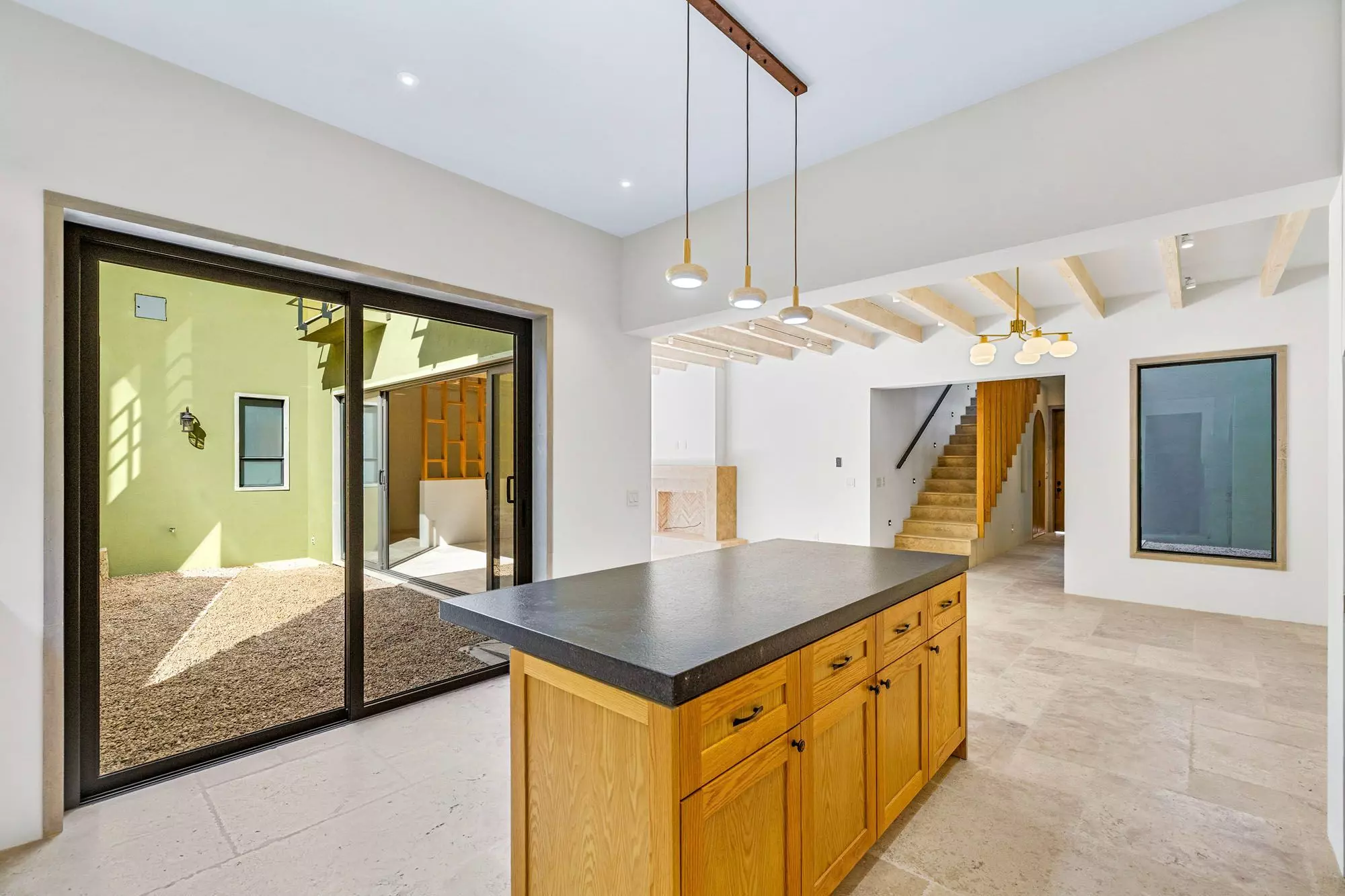 Casa Grillo — Guadiana, San Miguel de Allende — photo 5 — luminous open-plan kitchen courtyard