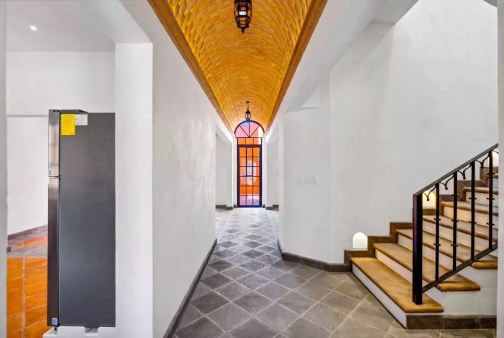 Villa Picasso — Guadiana, San Miguel de Allende — photo 8 — luminous colonial corridor, soaring wood beams