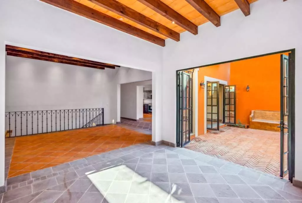Villa Picasso — Guadiana, San Miguel de Allende — photo 10 — luminous courtyard, exposed wooden beams