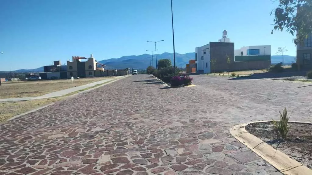 Terreno Quinta Real I — Camino a Dr Mora, San Miguel de Allende — photo 3 — spacious plaza with mountain vistas