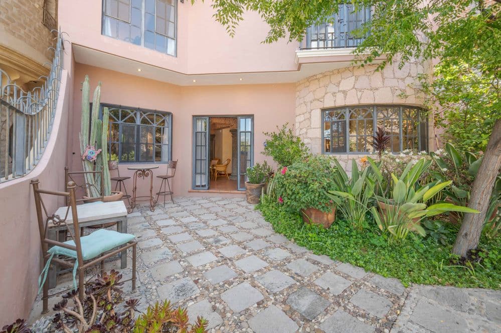 Casa Tranquila — San Antonio, San Miguel de Allende — photo 3 — serene pink courtyard, lush tropical garden