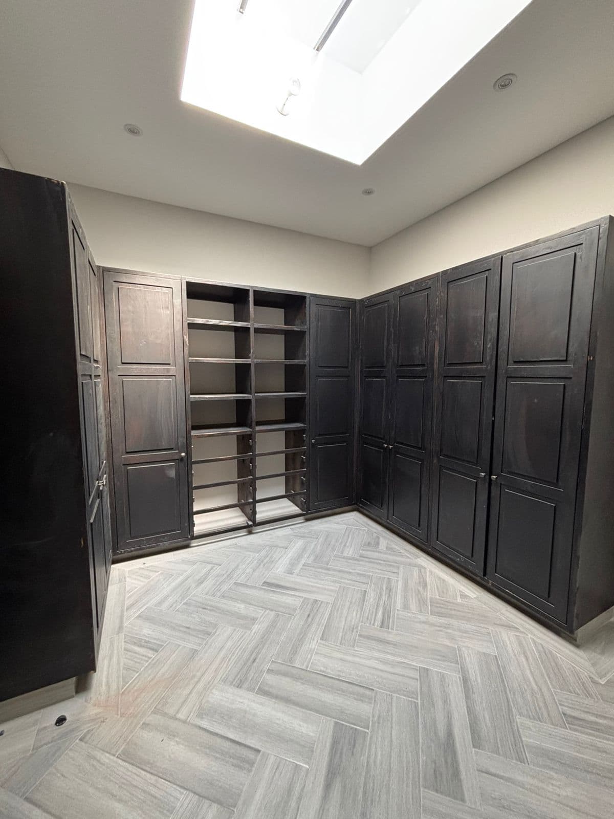 Casa Olivos — Residencial Malanquin la Mesa, San Miguel de Allende — photo 6 — sophisticated walk-in closet with skylight