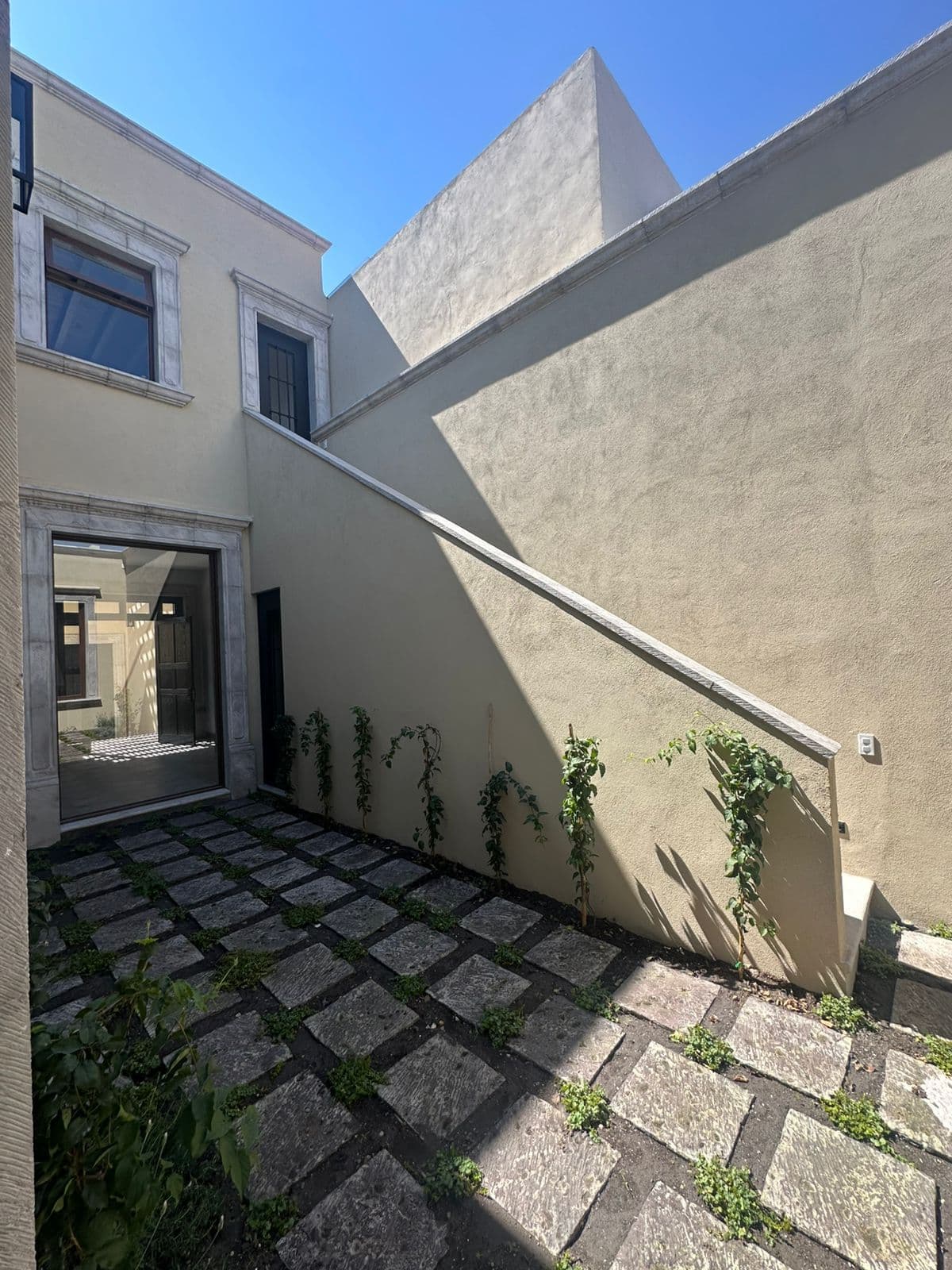 Casa Olivos — Residencial Malanquin la Mesa, San Miguel de Allende — photo 9 — sun-drenched courtyard, architectural charm