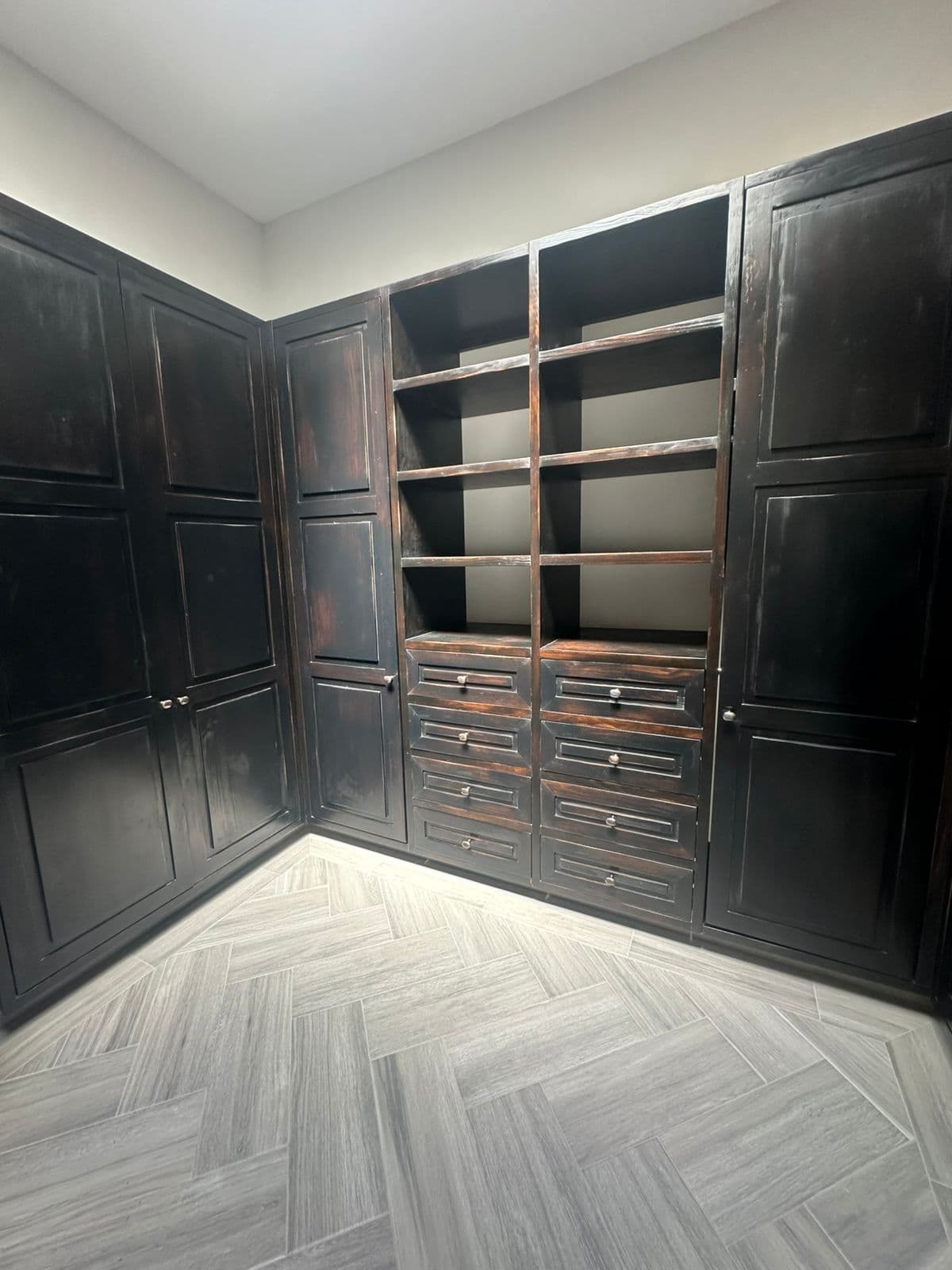 Casa Olivos — Residencial Malanquin la Mesa, San Miguel de Allende — photo 7 — sophisticated custom closet system, architectural elegance