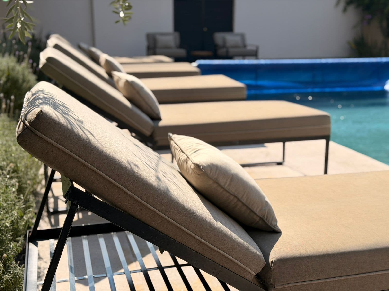 CALZADA DE LA ESTACIÓN 90 1305 — Centro, San Miguel de Allende — photo 15 — luxurious poolside lounge seating