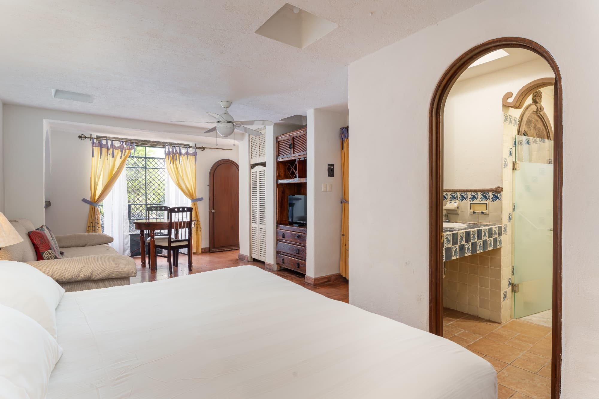 La Posadita — Centro, San Miguel de Allende — photo 25 — spacious master suite, graceful archway entrance
