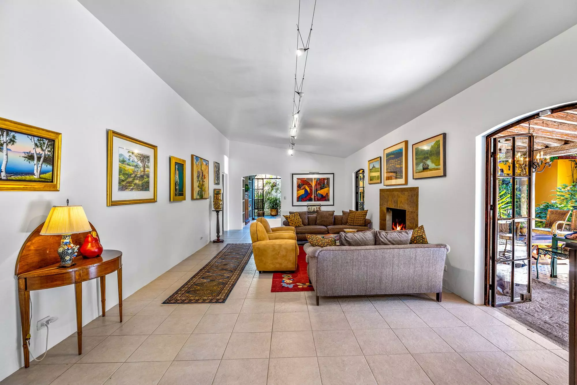 Casa Nispero — Atascadero (Arcos de San Miguel), San Miguel de Allende — photo 2 — sophisticated gallery living with fireplace warmth