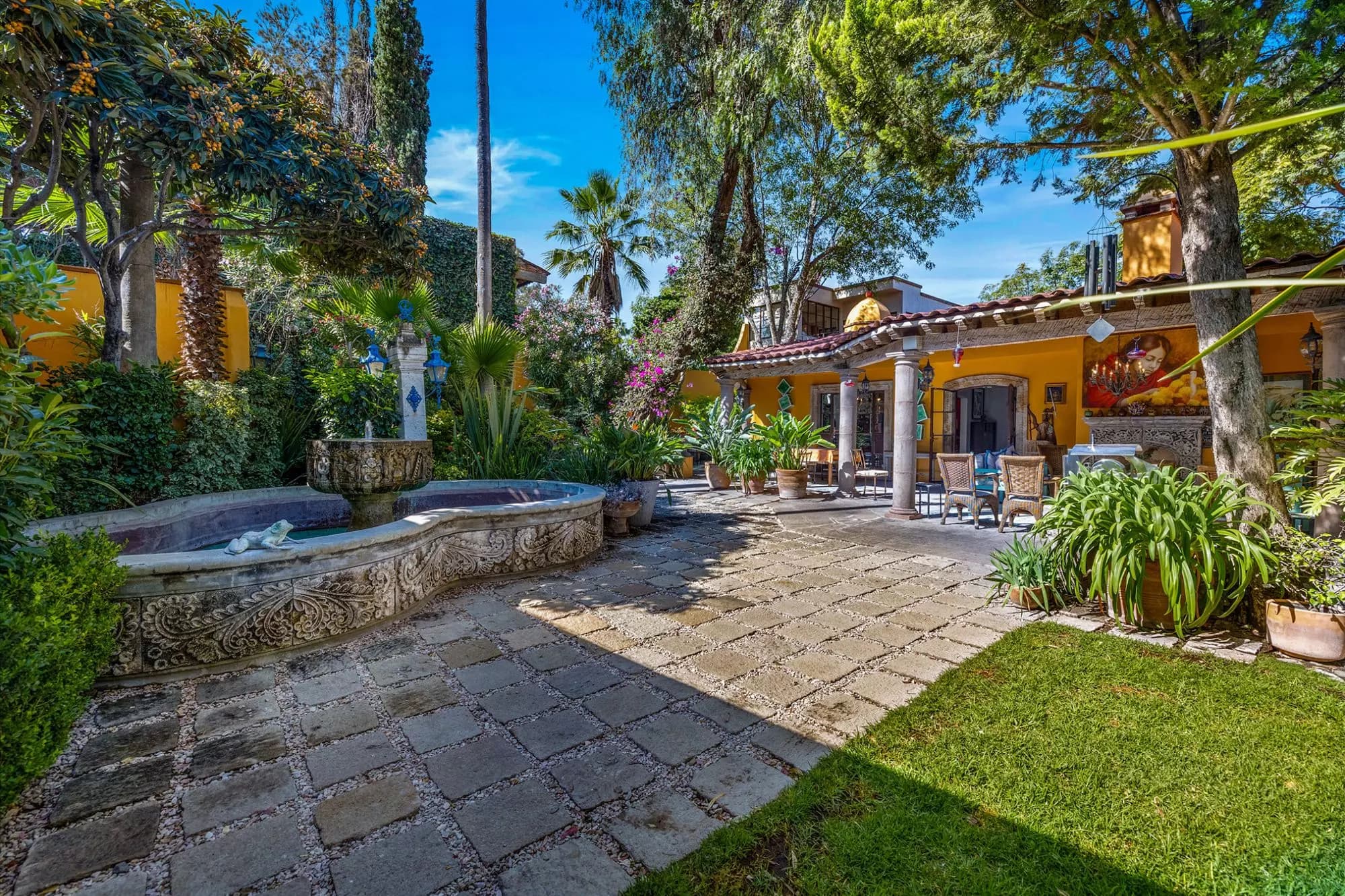 Casa Nispero — Atascadero (Arcos de San Miguel), San Miguel de Allende — photo 3 — enchanting courtyard with mature gardens