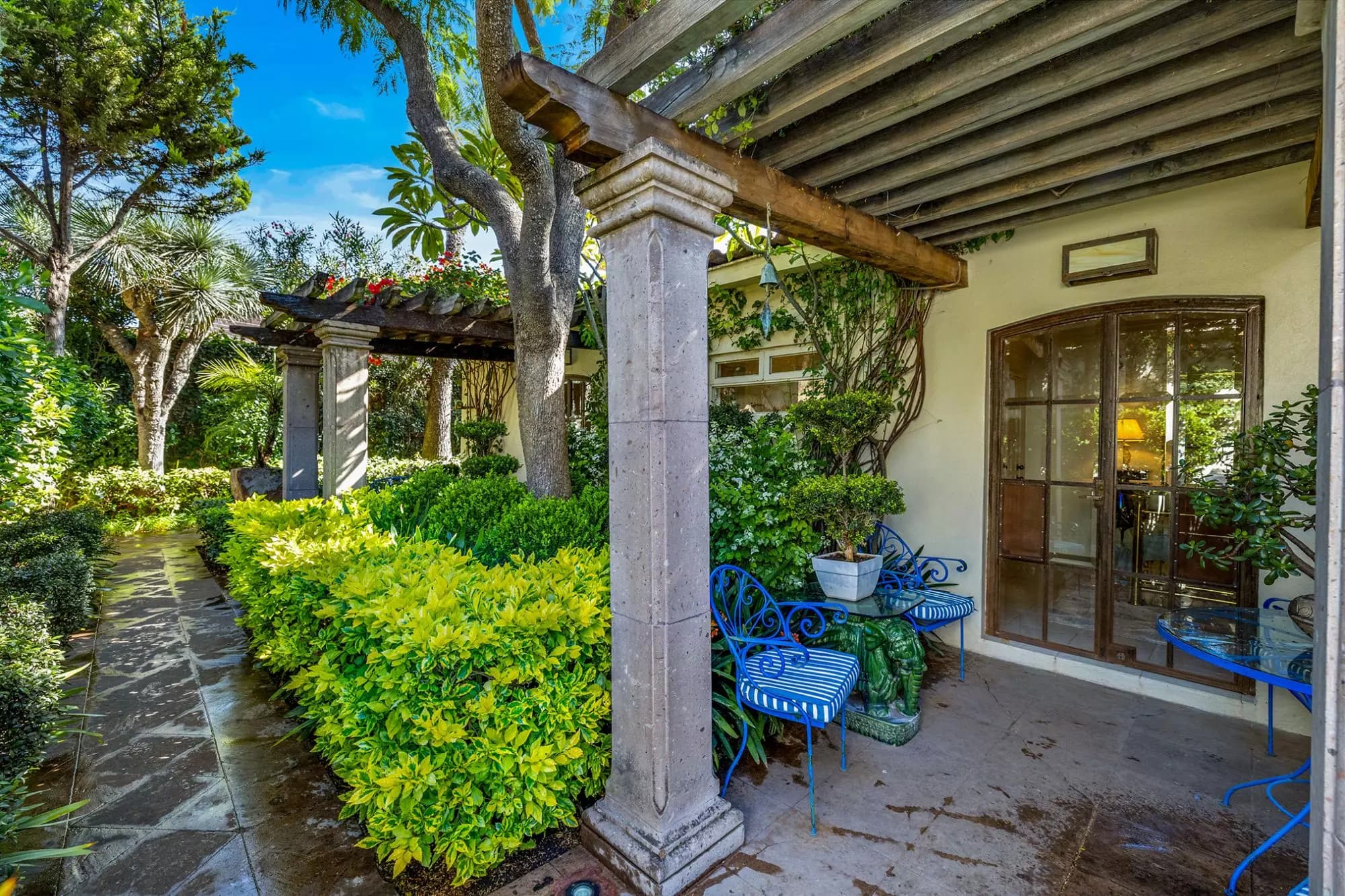 Casa Nispero — Atascadero (Arcos de San Miguel), San Miguel de Allende — photo 5 — enchanting courtyard with mature landscaping