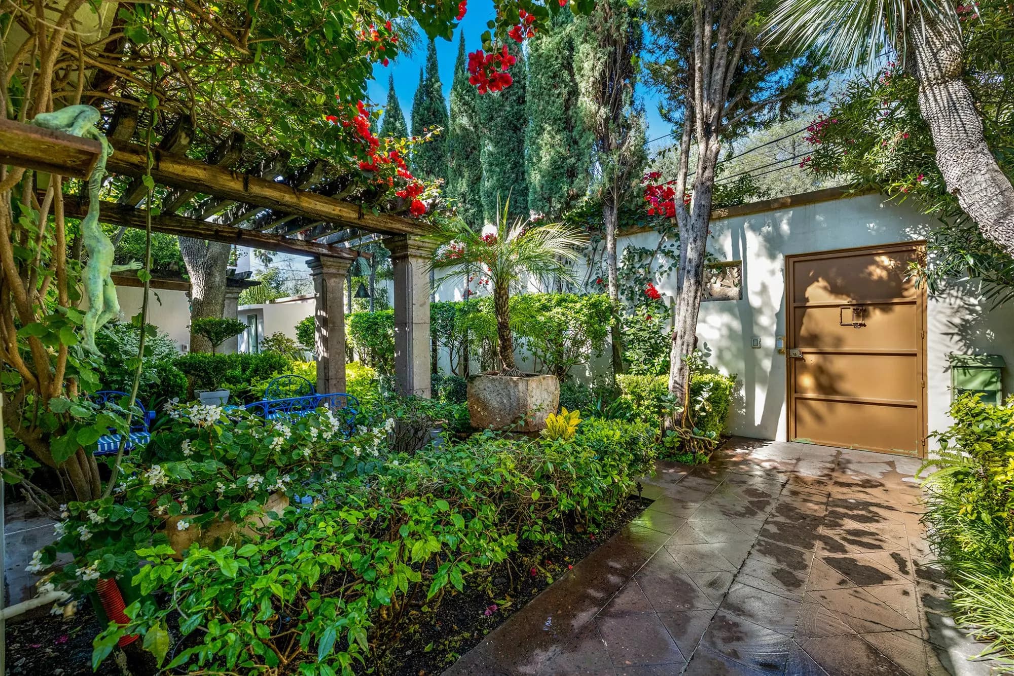 Casa Nispero — Atascadero (Arcos de San Miguel), San Miguel de Allende — photo 8 — verdant oasis with mature trees and blooms