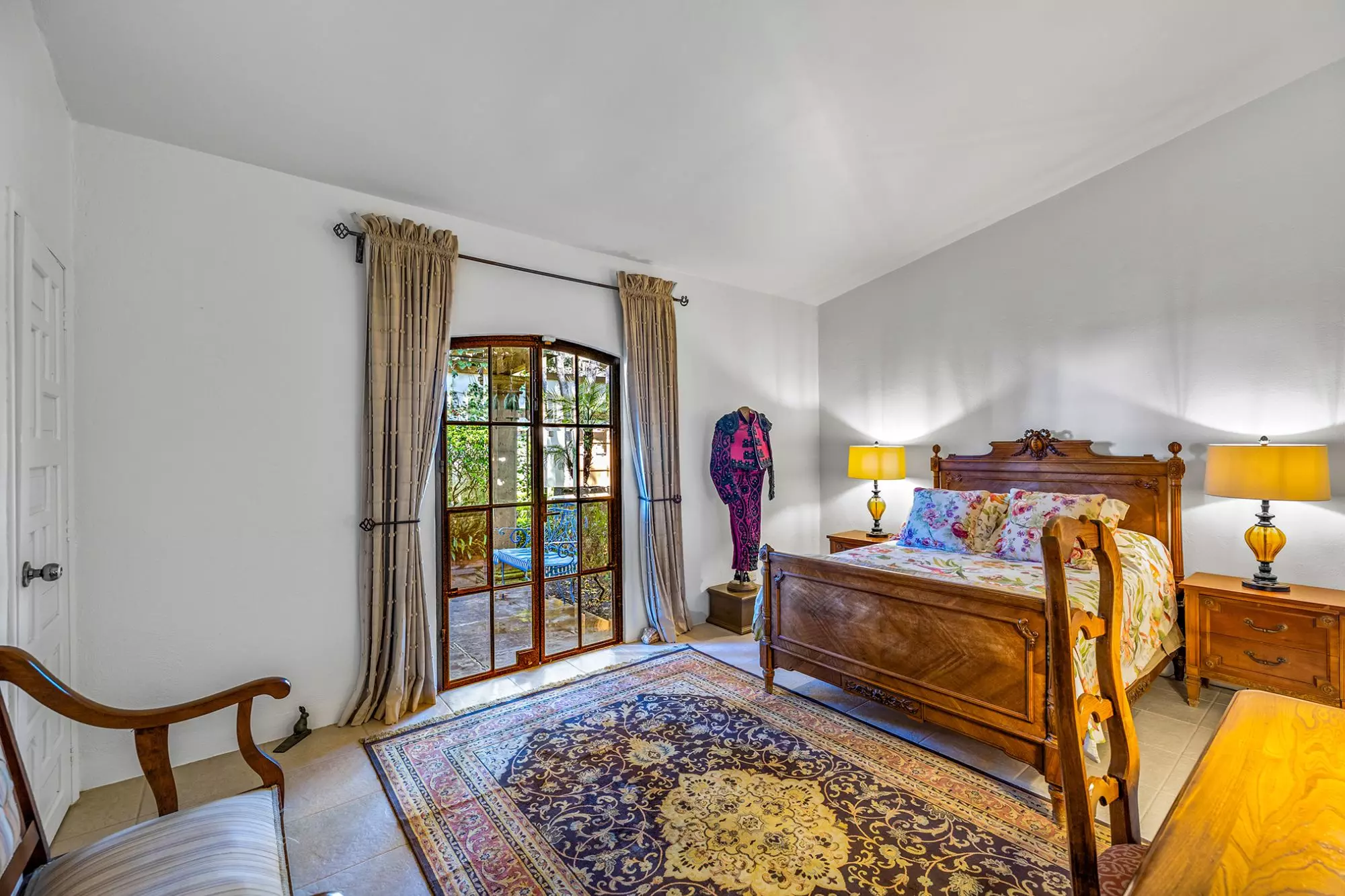 Casa Nispero — Atascadero (Arcos de San Miguel), San Miguel de Allende — photo 9 — luminous colonial bedroom with garden views
