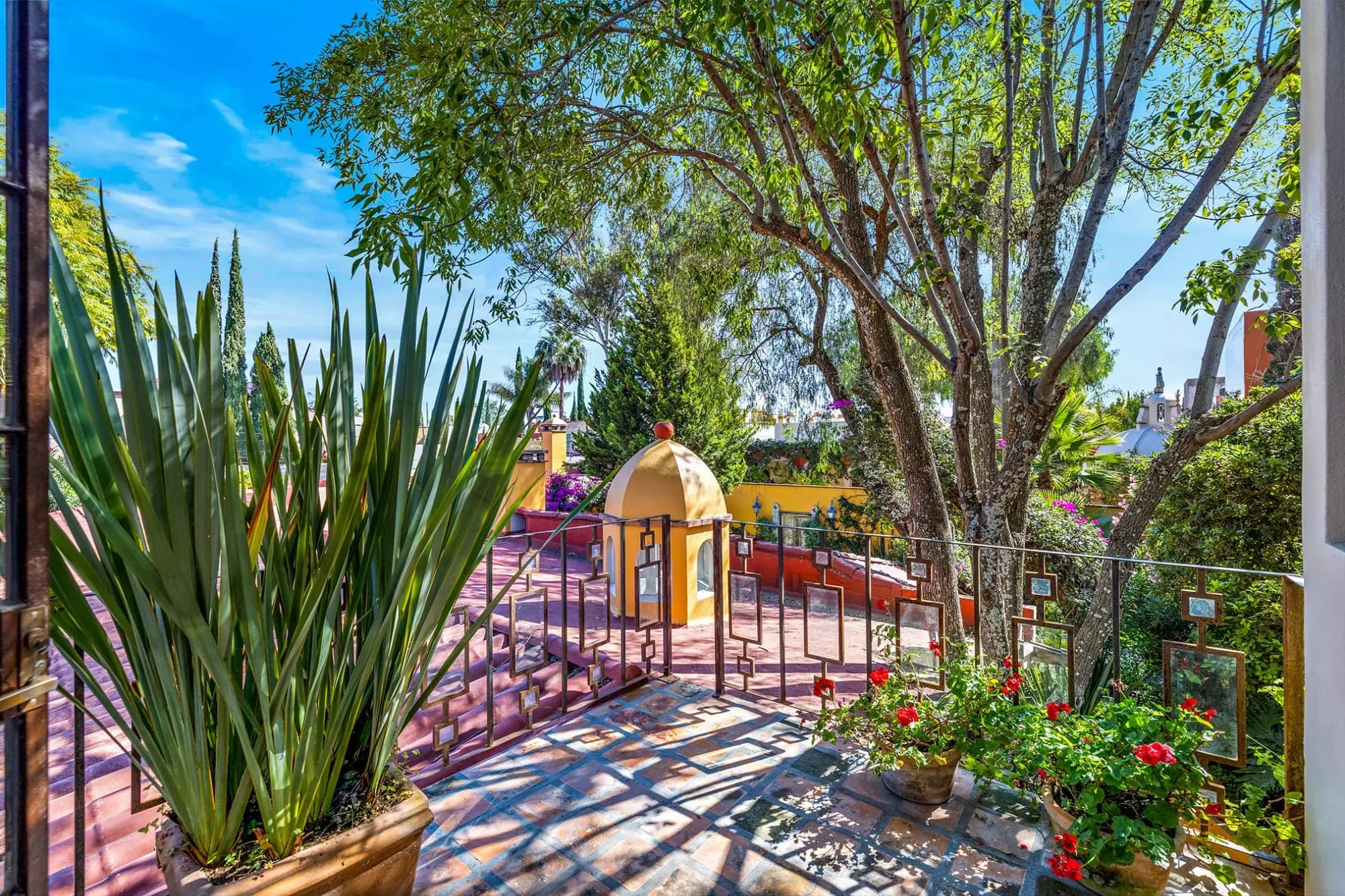 Casa Nispero — Atascadero (Arcos de San Miguel), San Miguel de Allende — photo 10 — enchanting terrace with mature shade trees