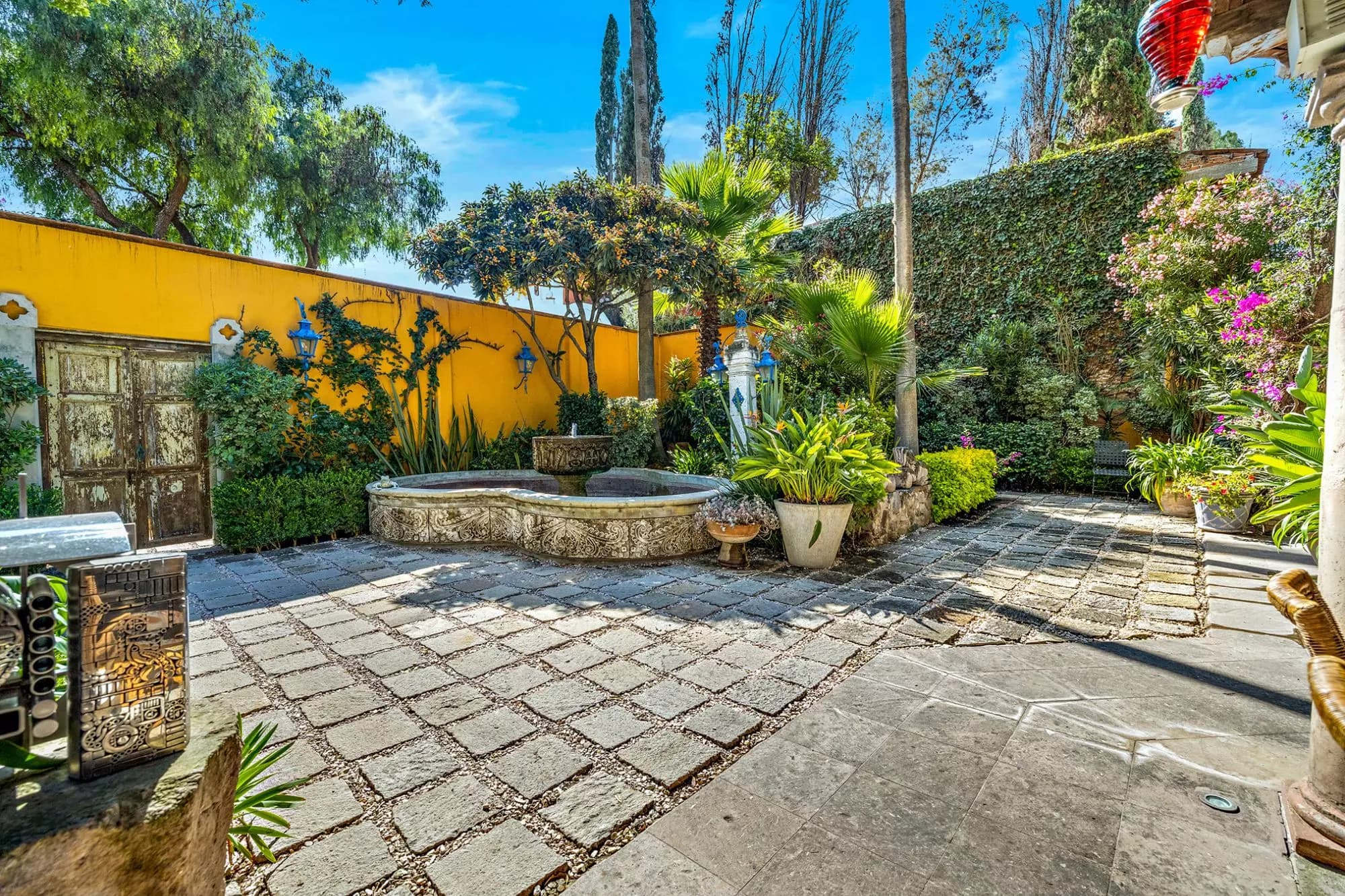 Casa Nispero — Atascadero (Arcos de San Miguel), San Miguel de Allende — photo 13 — enchanting courtyard with vibrant mexican flair