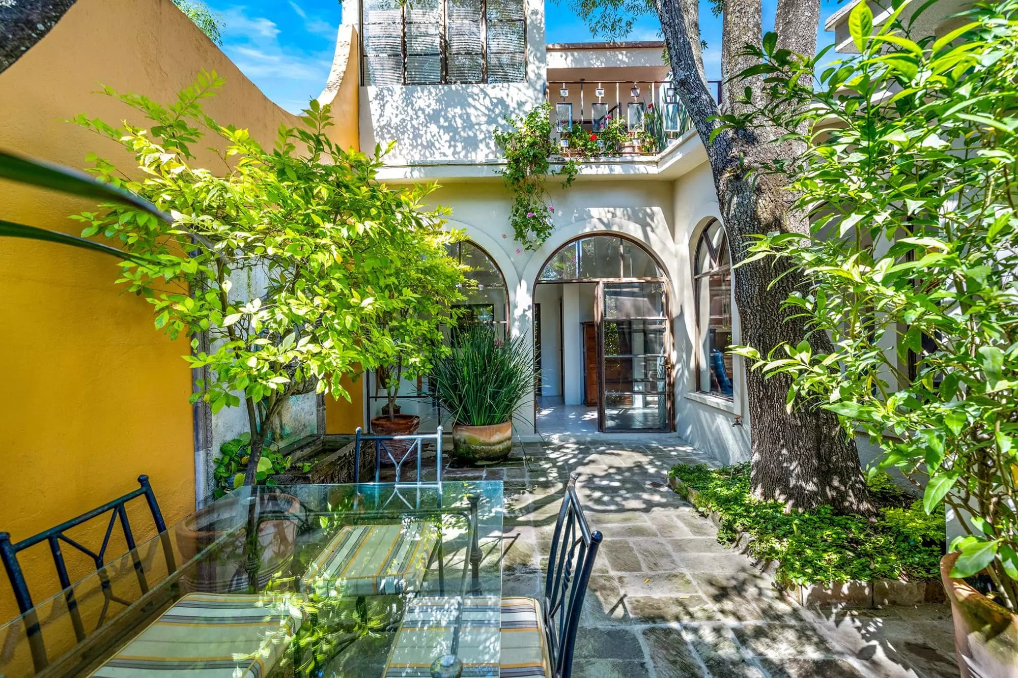 Casa Nispero — Atascadero (Arcos de San Miguel), San Miguel de Allende — photo 14 — charming courtyard with mature trees