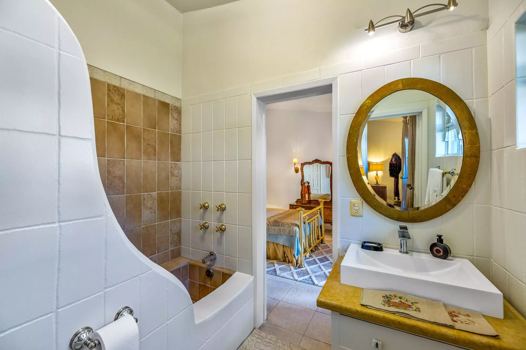 Casa Nispero — Atascadero (Arcos de San Miguel), San Miguel de Allende — photo 17 — charming vintage bathroom, golden accents