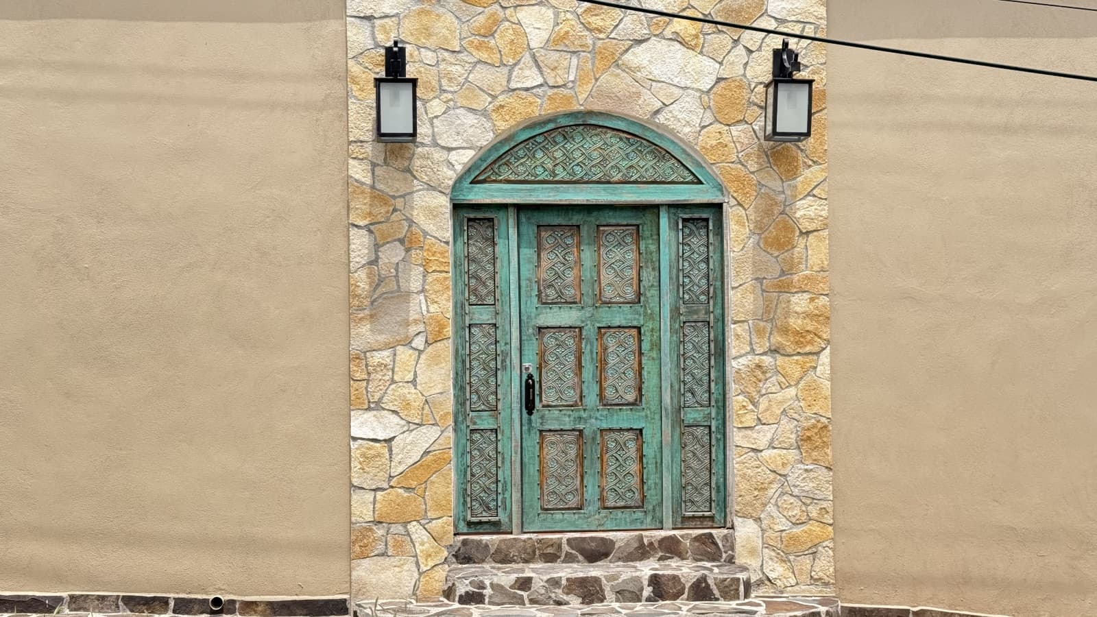 Duplex Juan Escutia 142 — Independencia, San Miguel de Allende — photo 25 — patina-rich entrance with architectural charm