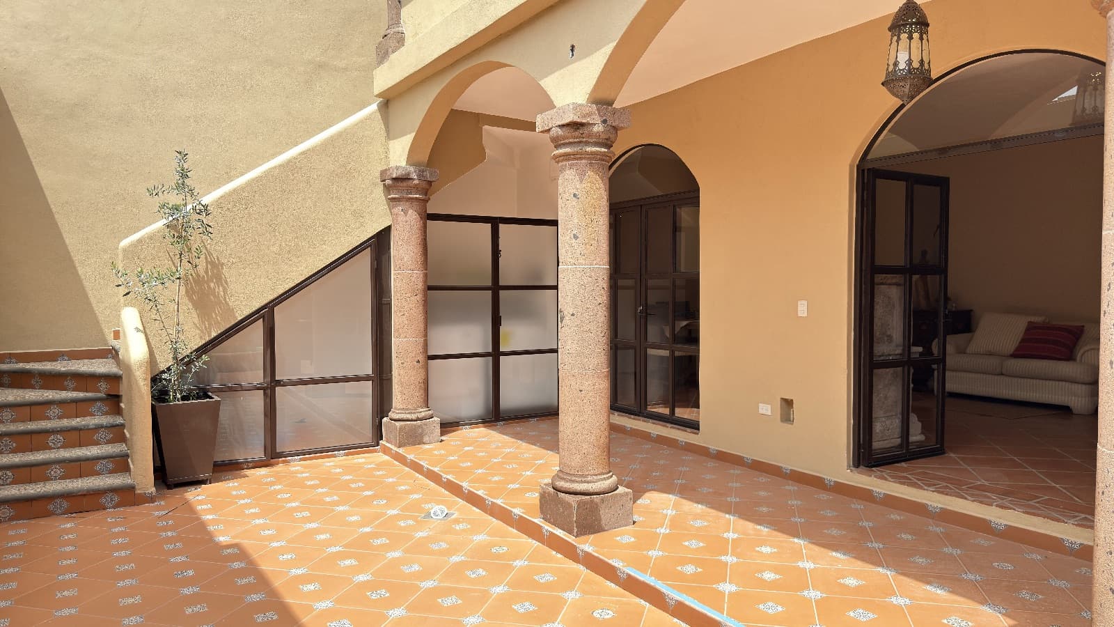 Duplex Juan Escutia 142 — Independencia, San Miguel de Allende — photo 11 — sunlit colonial courtyard with authentic charm