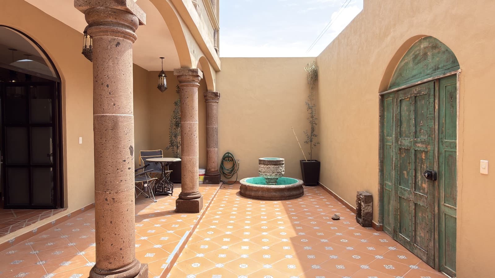 Duplex Juan Escutia 142 — Independencia, San Miguel de Allende — photo 6 — charming colonial courtyard, authentic character preserved