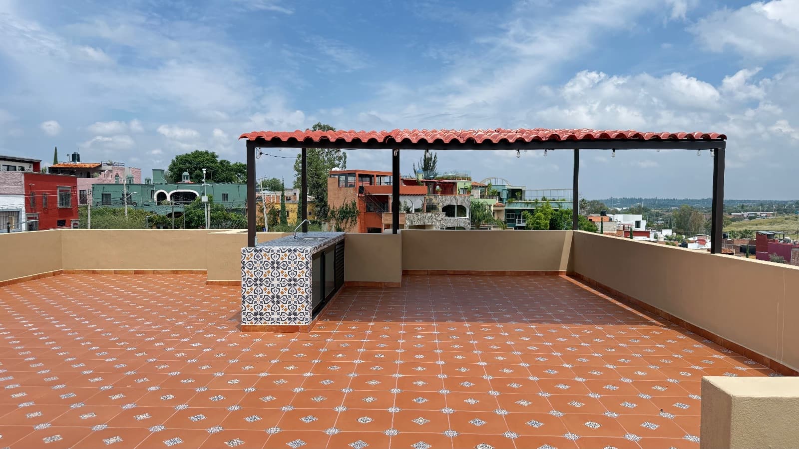 Duplex Juan Escutia 142 — Independencia, San Miguel de Allende — photo 19 — panoramic rooftop terrace with skyline views
