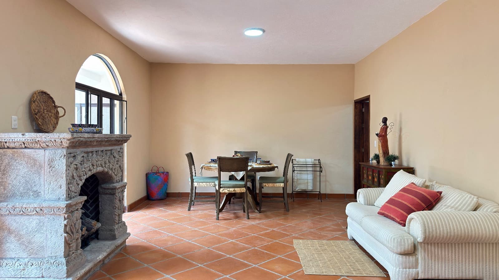 Duplex Juan Escutia 142 — Independencia, San Miguel de Allende — photo 5 — luminous sala with artisanal fireplace
