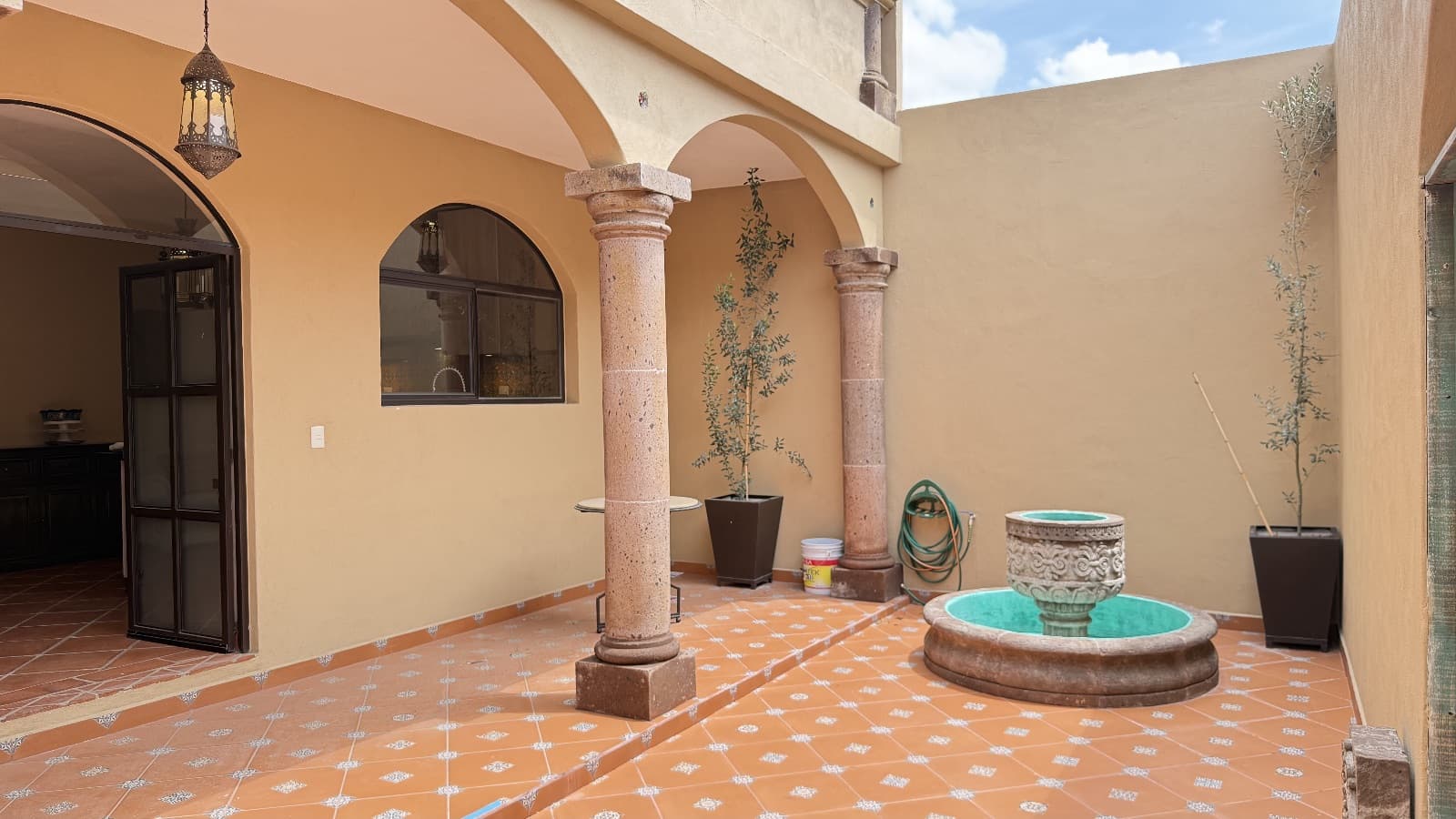 Duplex Juan Escutia 142 — Independencia, San Miguel de Allende — photo 7 — charming courtyard with authentic colonial architecture