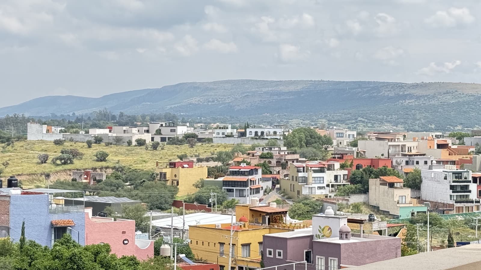 Duplex Juan Escutia 142 — Independencia, San Miguel de Allende — photo 24 — panoramic mountain views, vibrant colonial charm