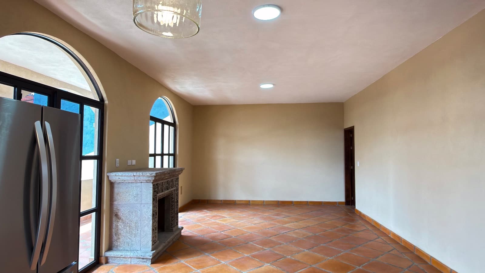 Duplex Juan Escutia 142 — Independencia, San Miguel de Allende — photo 15 — sun-drenched kitchen with architectural charm