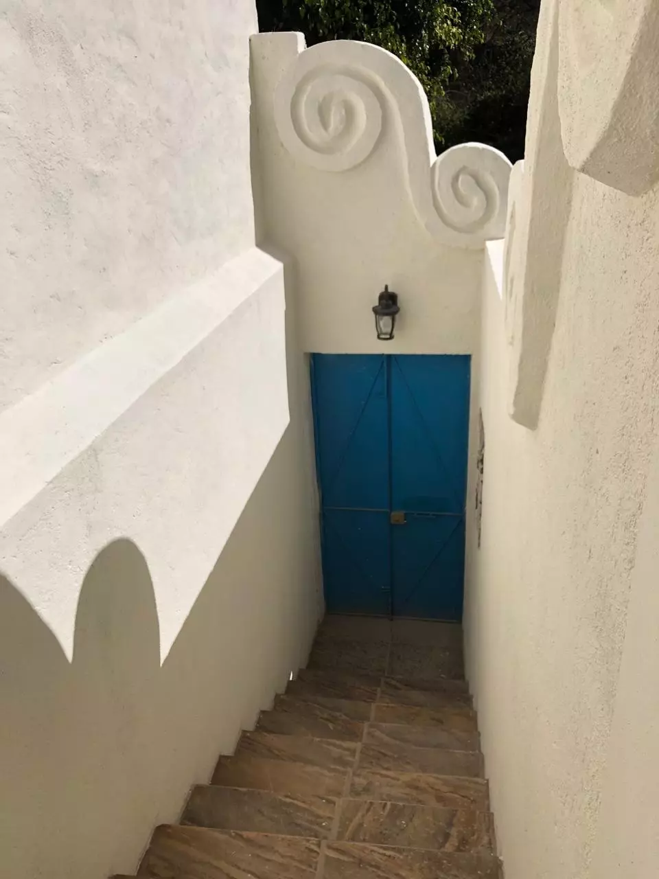 Casa Organica — Guadalupe, San Miguel de Allende — photo 13 — charming whitewashed passage, traditional architectural details