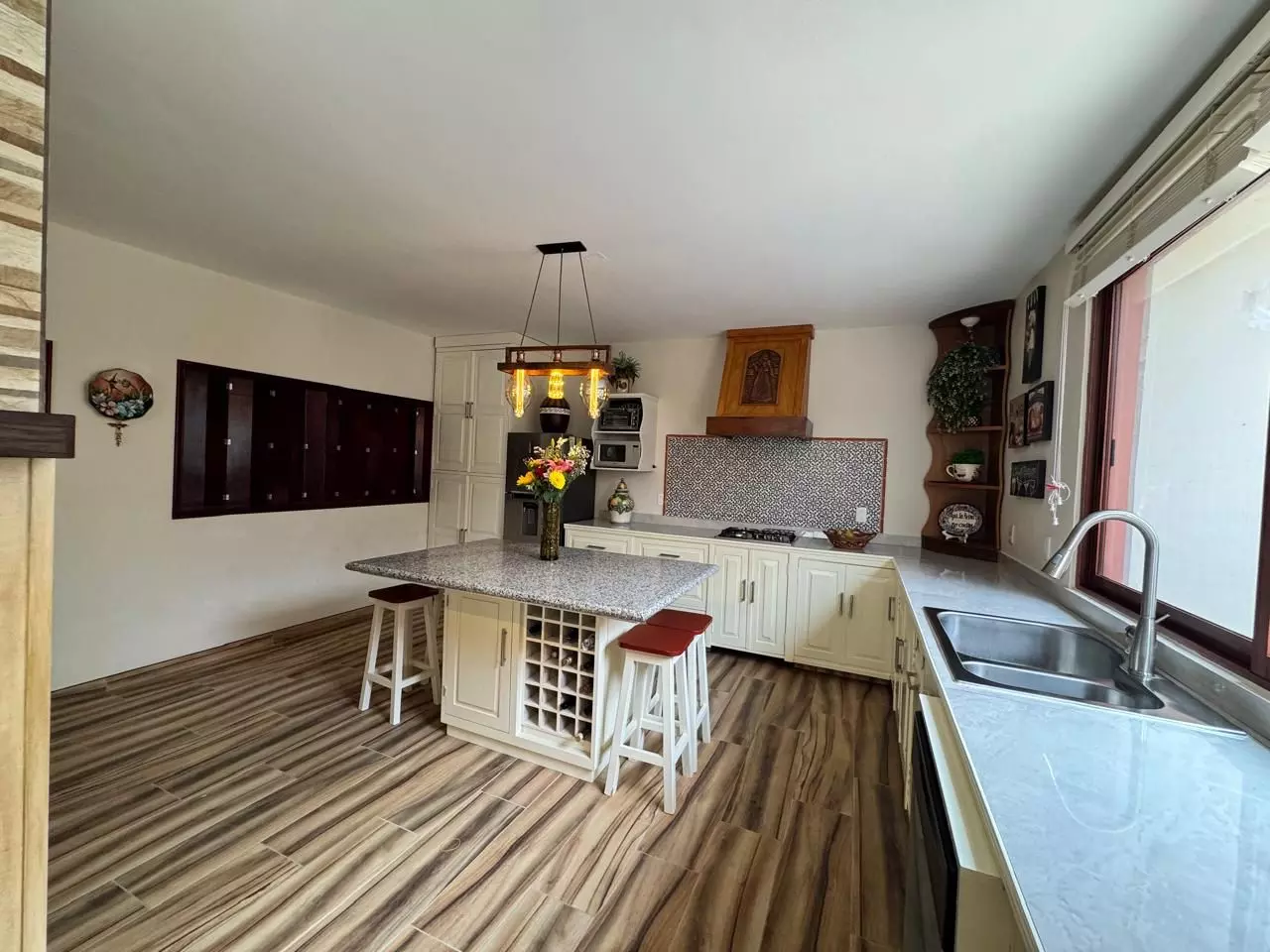 CASA LINDAVISTA — Lindavista, San Miguel de Allende — photo 8 — elegant kitchen with island entertaining