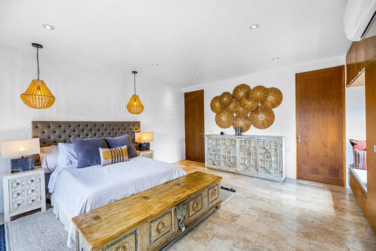 Casa Dos Gatos — Rinconada de Los Balcones, San Miguel de Allende — photo 17 — luminous master suite, curated artisanal details