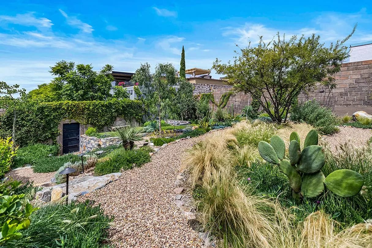 Casa Dos Gatos — Rinconada de Los Balcones, San Miguel de Allende — photo 10 — stunning mediterranean xeriscape garden oasis