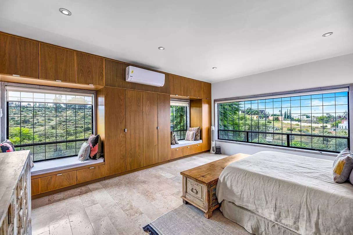 Casa Dos Gatos — Rinconada de Los Balcones, San Miguel de Allende — photo 16 — panoramic views, luxurious master suite