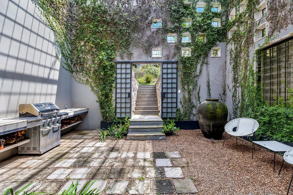 Casa Dos Gatos — Rinconada de Los Balcones, San Miguel de Allende — photo 7 — verdant courtyard with sophisticated outdoor living