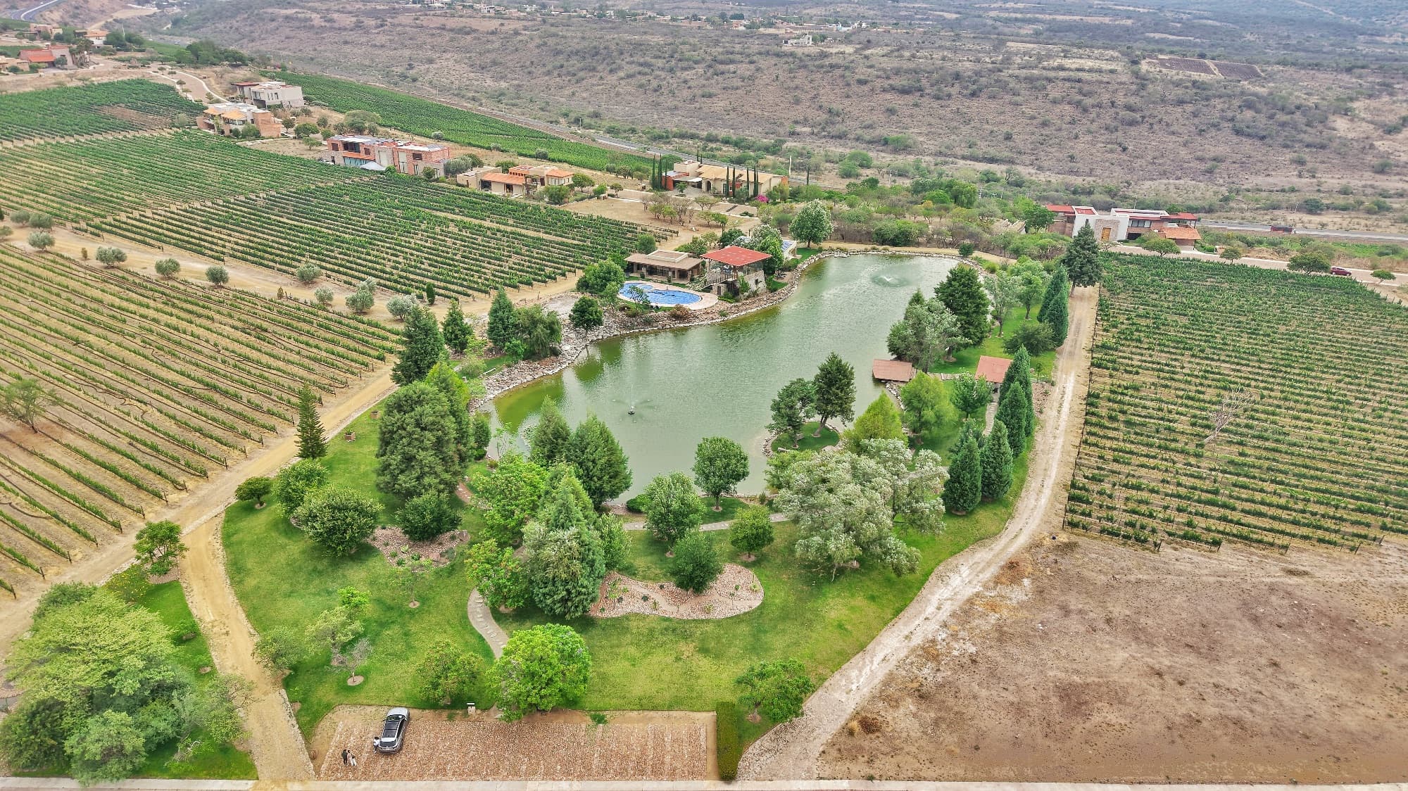 Merlot Lote 1 — San Miguel de Allende Centro, San Miguel de Allende — photo 3 — exclusive vineyard estate with lagoon