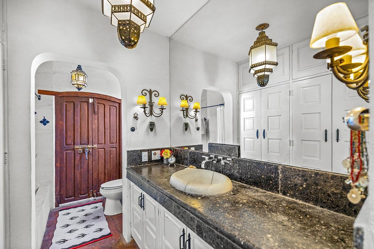 Casa Buho — Guadiana, San Miguel de Allende — photo 16 — authentic colonial bathroom with elegant fixtures