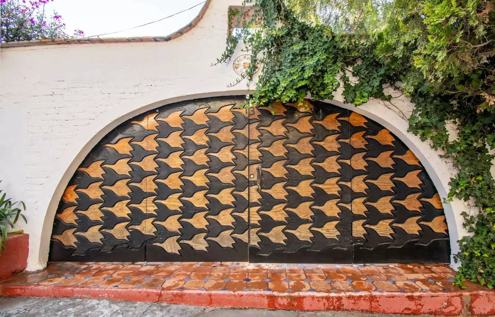 Villa Mariposa — Atascadero (Arcos de San Miguel), San Miguel de Allende — photo 3 — artisan arched gates, charming colonial entrance