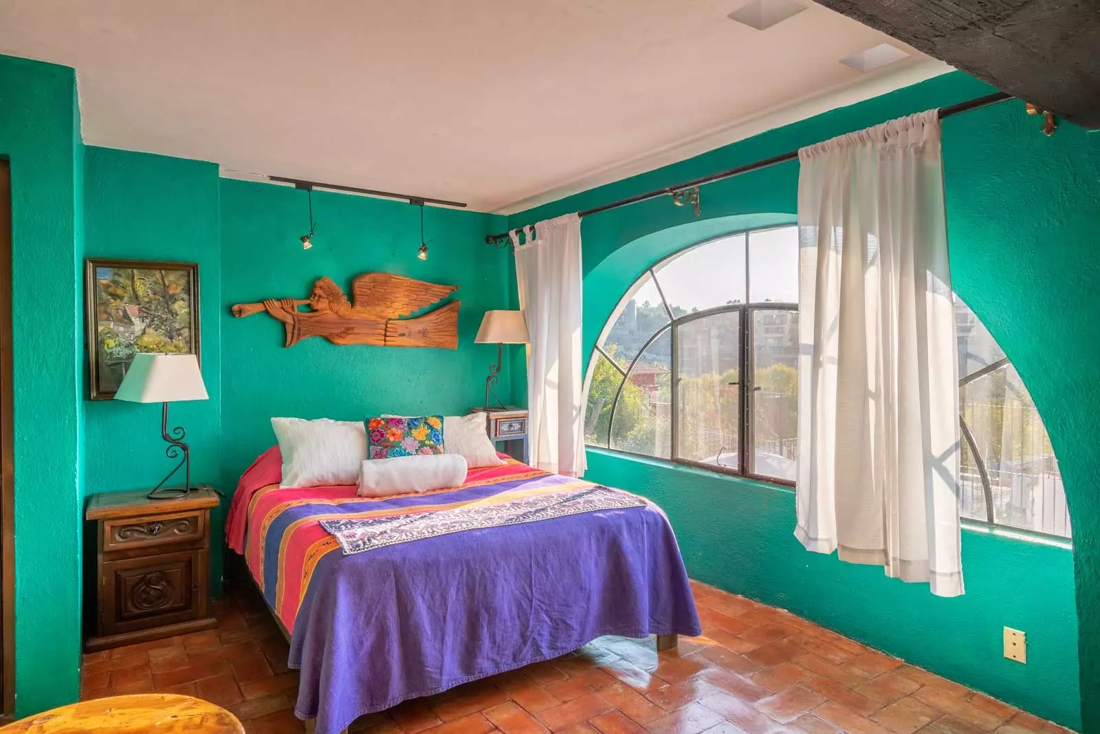 Villa Mariposa — Atascadero (Arcos de San Miguel), San Miguel de Allende — photo 15 — vibrant colonial bedroom, stunning architectural arches