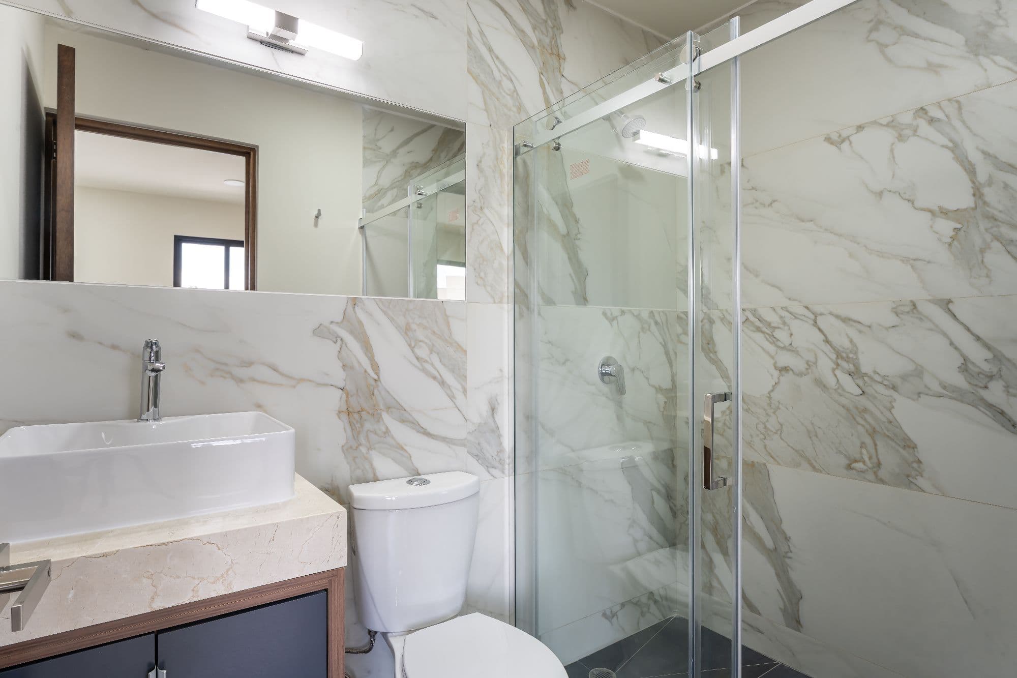 Casa Lavanda — Zirándaro, San Miguel de Allende — photo 11 — contemporary marble spa bathroom