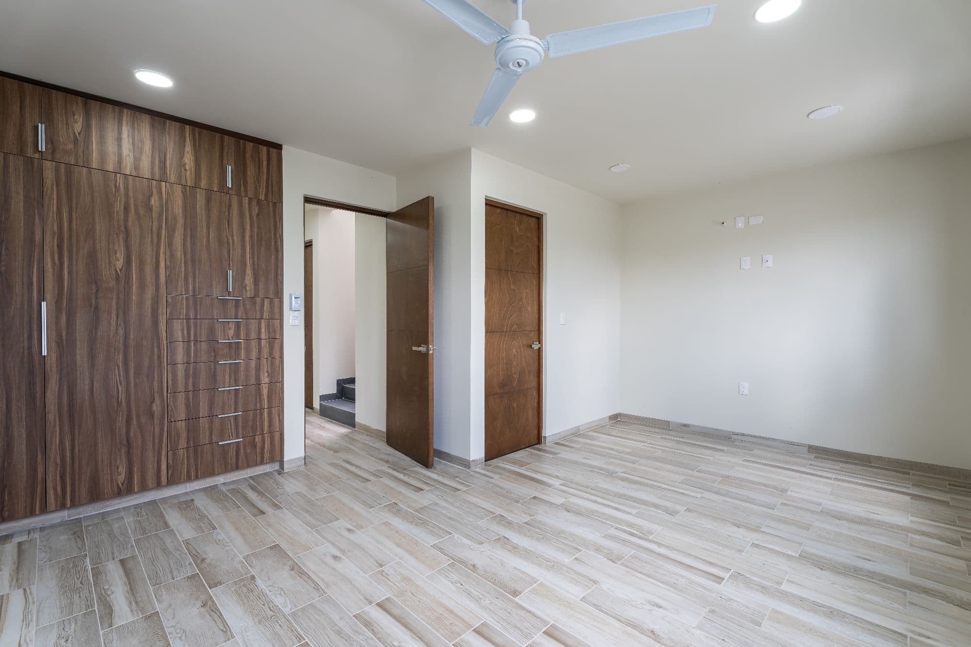 Casa Lavanda — Zirándaro, San Miguel de Allende — photo 9 — spacious master suite, refined wood finishes