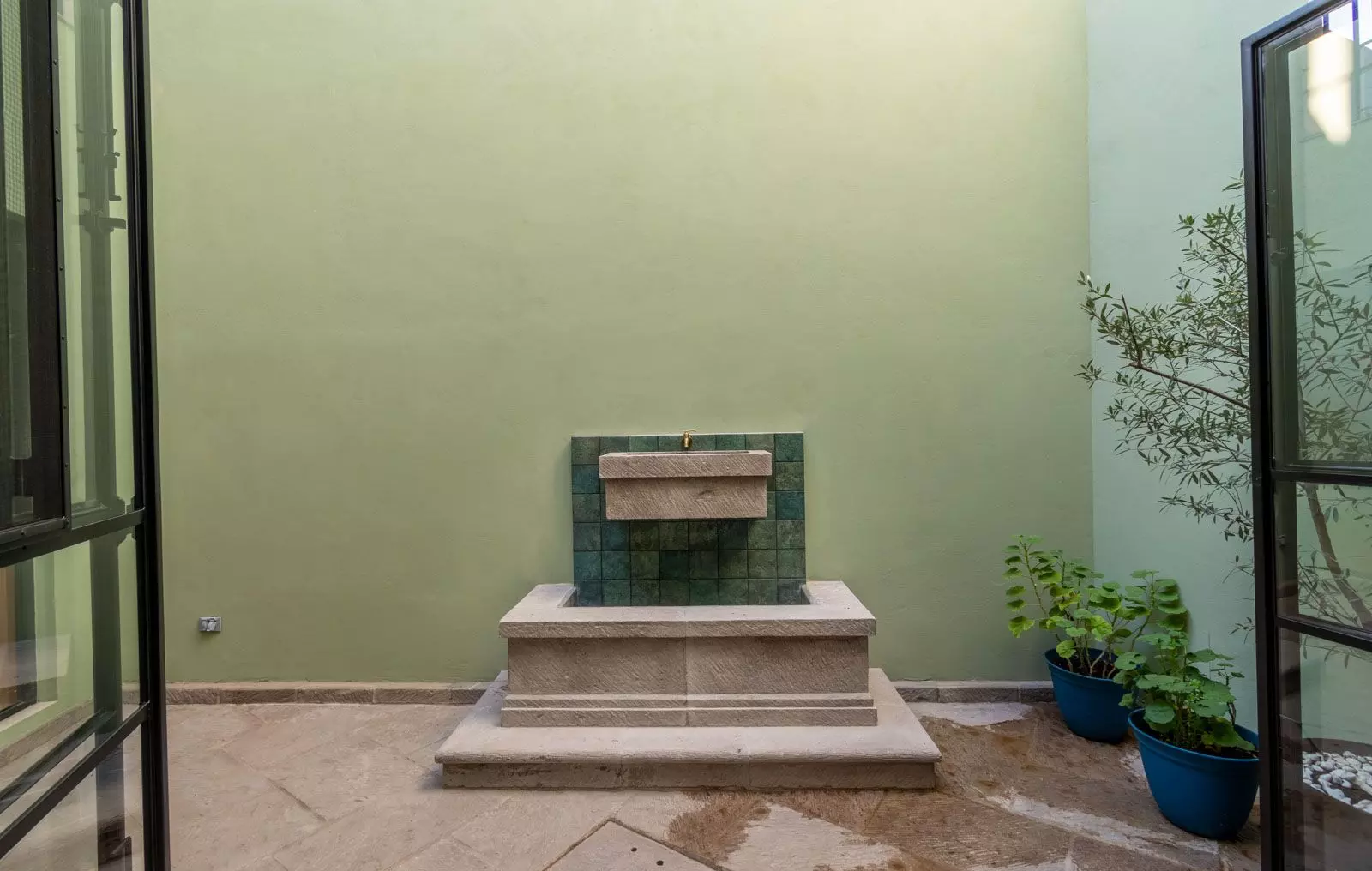 Villa Kusama — Guadiana, San Miguel de Allende — photo 23 — serene courtyard with sculptural fountain
