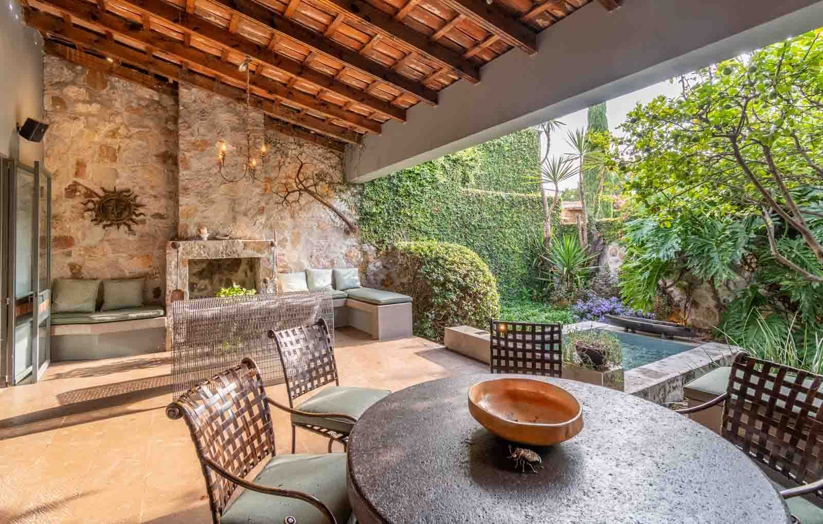 Villa Pirúl — Centro, San Miguel de Allende — photo 2 — rustic charm meets contemporary elegance poolside