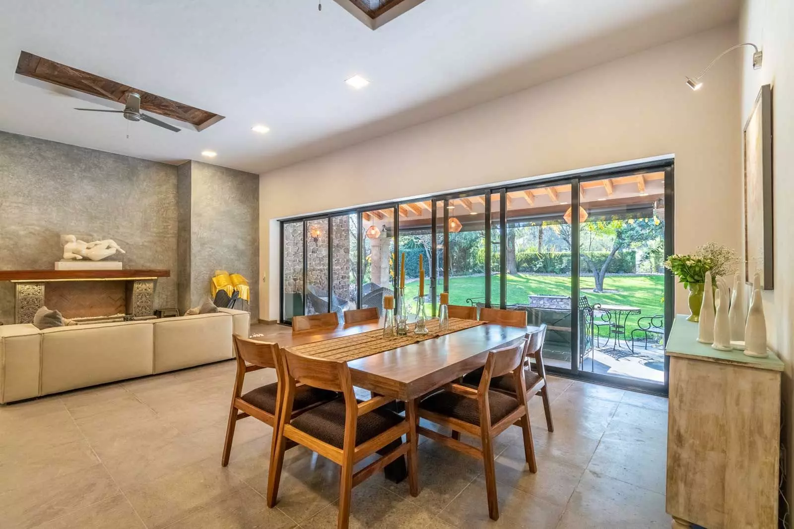 Casa Leo — Los Labradores, San Miguel de Allende — photo 13 — sophisticated dining overlooking manicured grounds