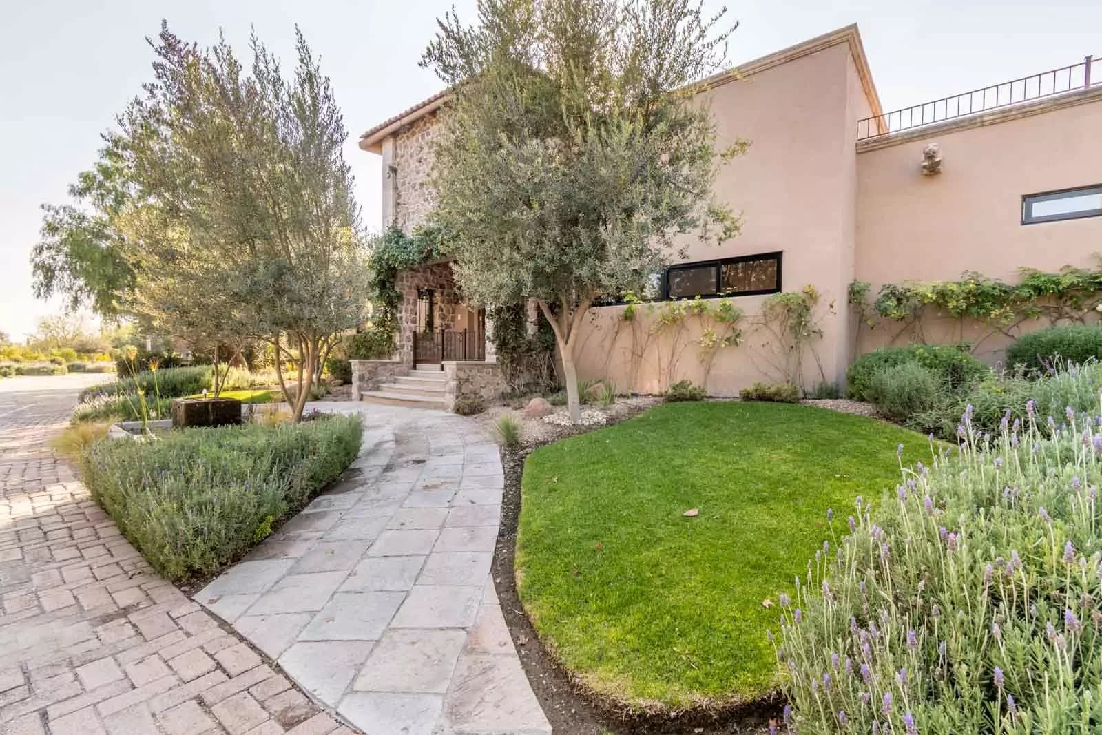 Casa Leo — Los Labradores, San Miguel de Allende — photo 3 — elegant courtyard with mature landscaping