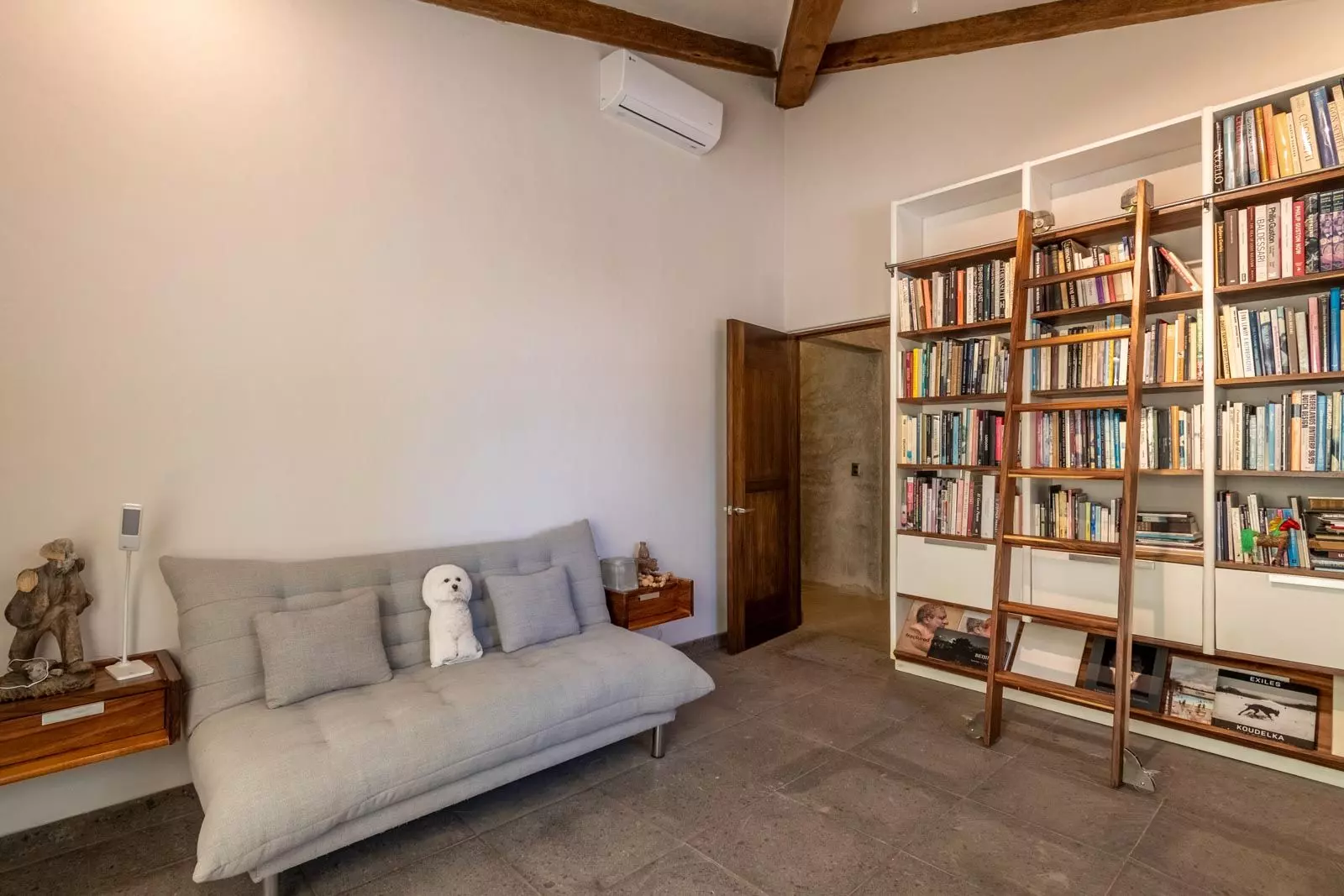 Casa Leo — Los Labradores, San Miguel de Allende — photo 18 — sophisticated library lounge with rustic beams