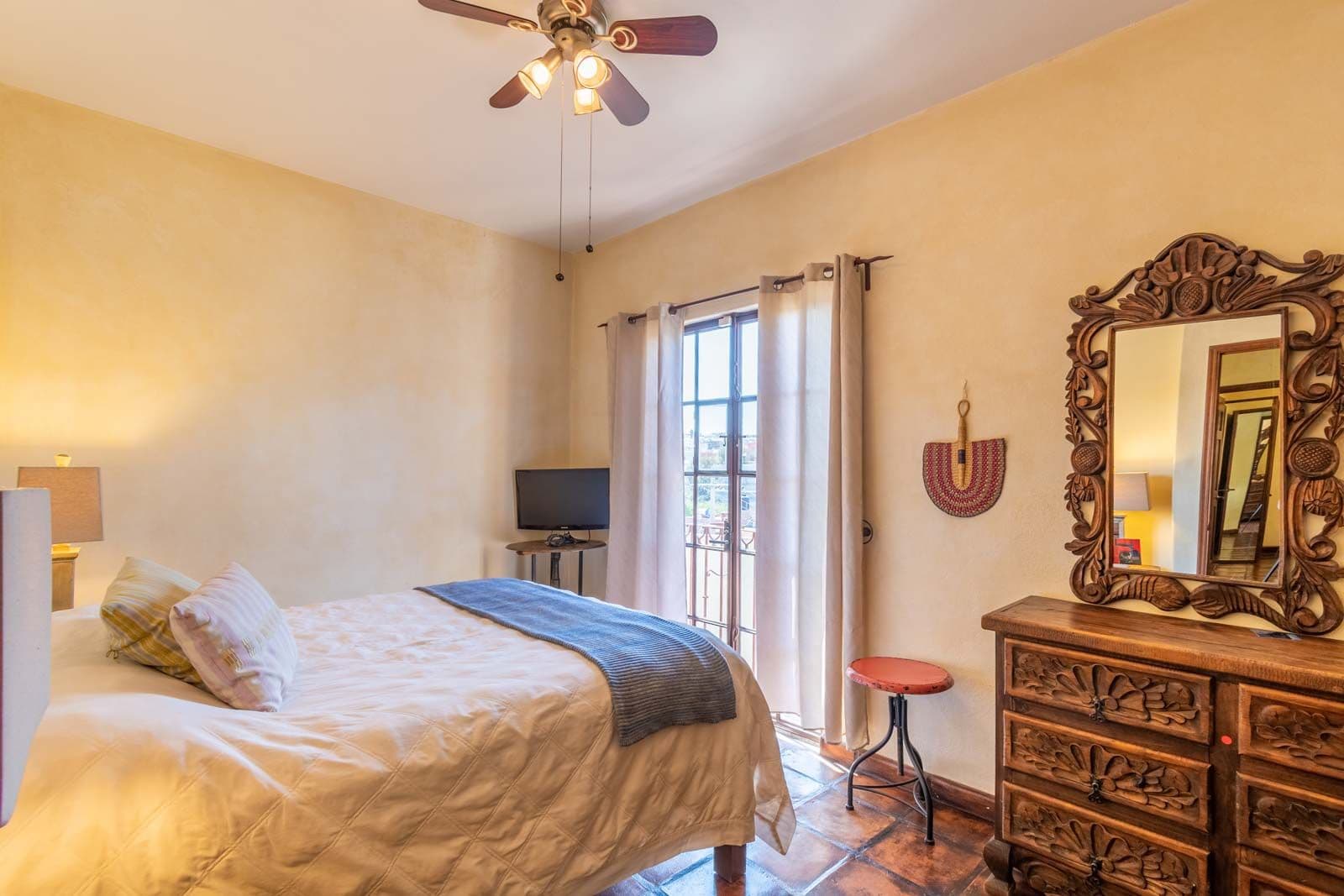 Casa las Nubes — San Antonio, San Miguel de Allende — photo 8 — sunlit bedroom, colonial charm, panoramic views
