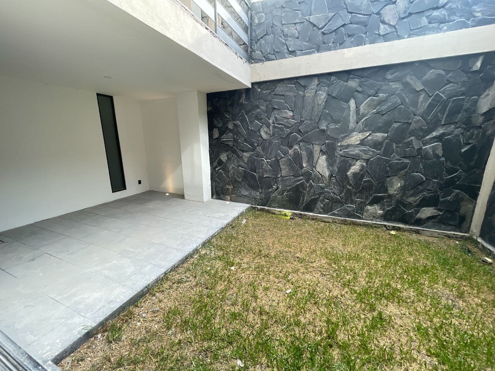 Luna Condominium 19A — La Palmita, San Miguel de Allende — photo 12 — modern courtyard with stone accents