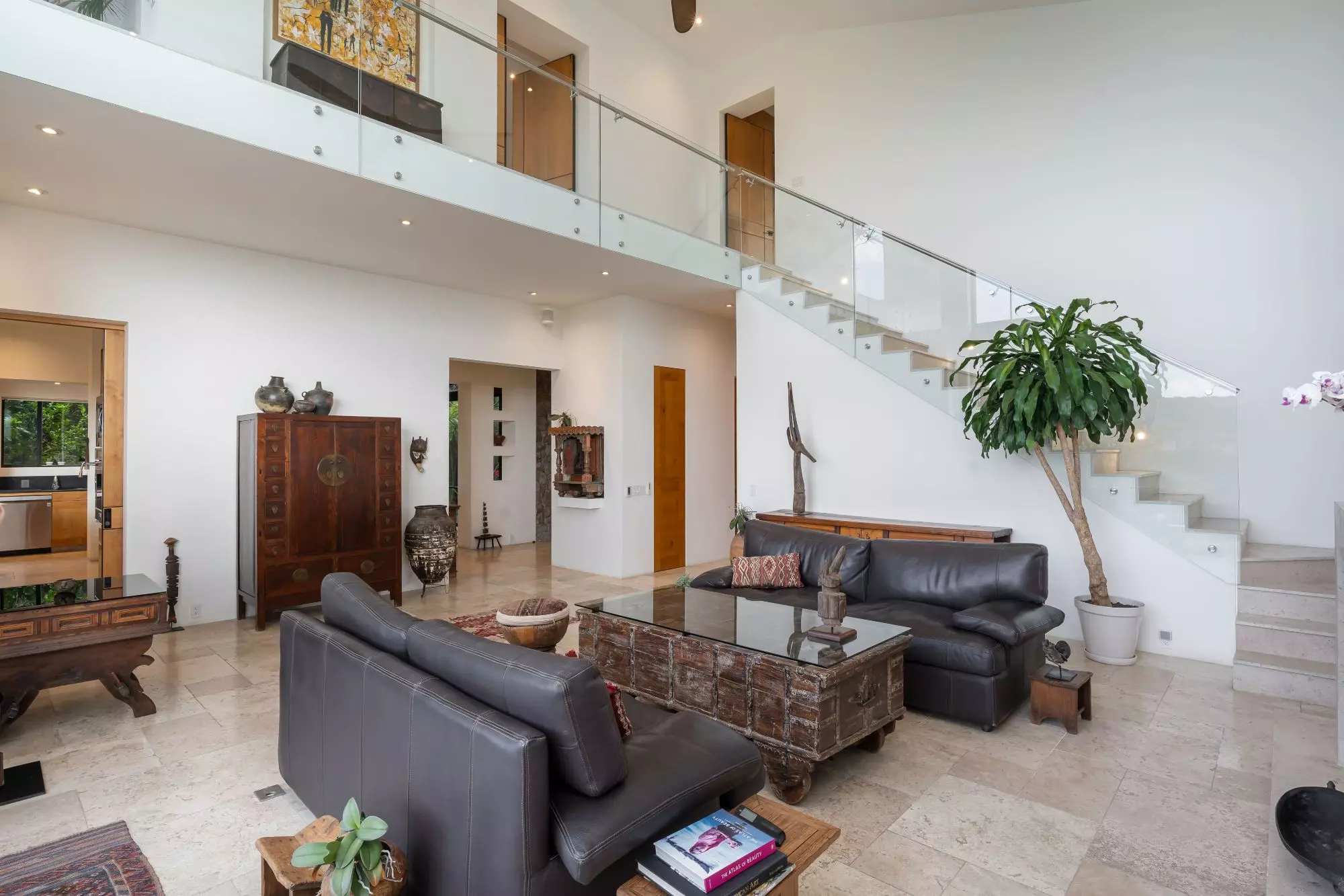 Mirador del Charco — Rinconada de Los Balcones, San Miguel de Allende — photo 10 — sophisticated open-plan living, soaring ceilings, curated artistry